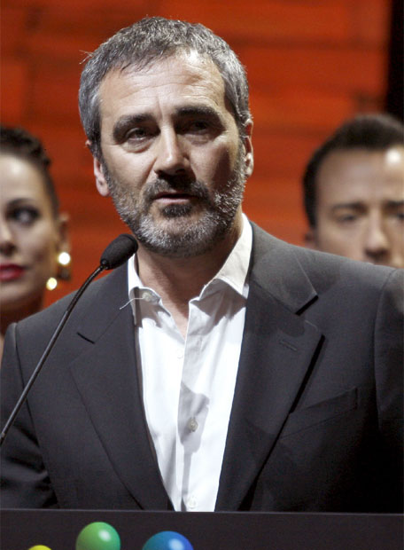 Javier Fesser tras hacerse con el premio a la mejor pelicula en los XIV Premios Cinematográficos José Maria Forqué.
