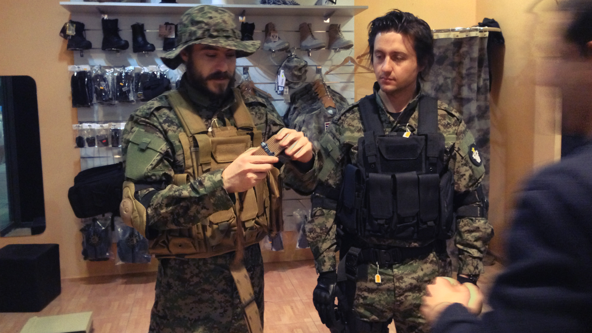 Javier Esteban Loring y Santiago Arias en una prueba de vestuario para Modern Warfare: Sunrise en Airsoft 51 Combat Zone